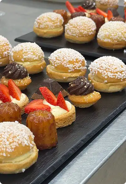 mignardises sucrées sur un plateau